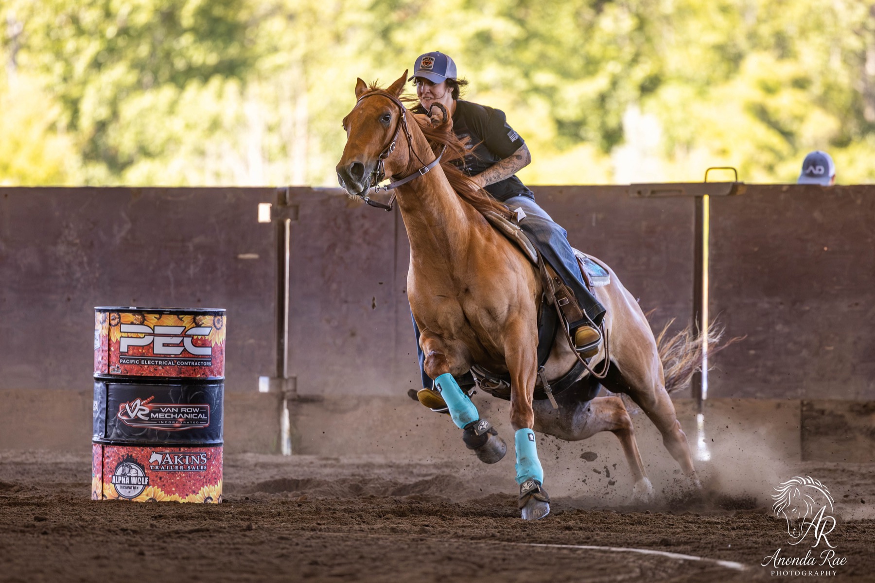 Kimmy and her horse at full speed between barrels